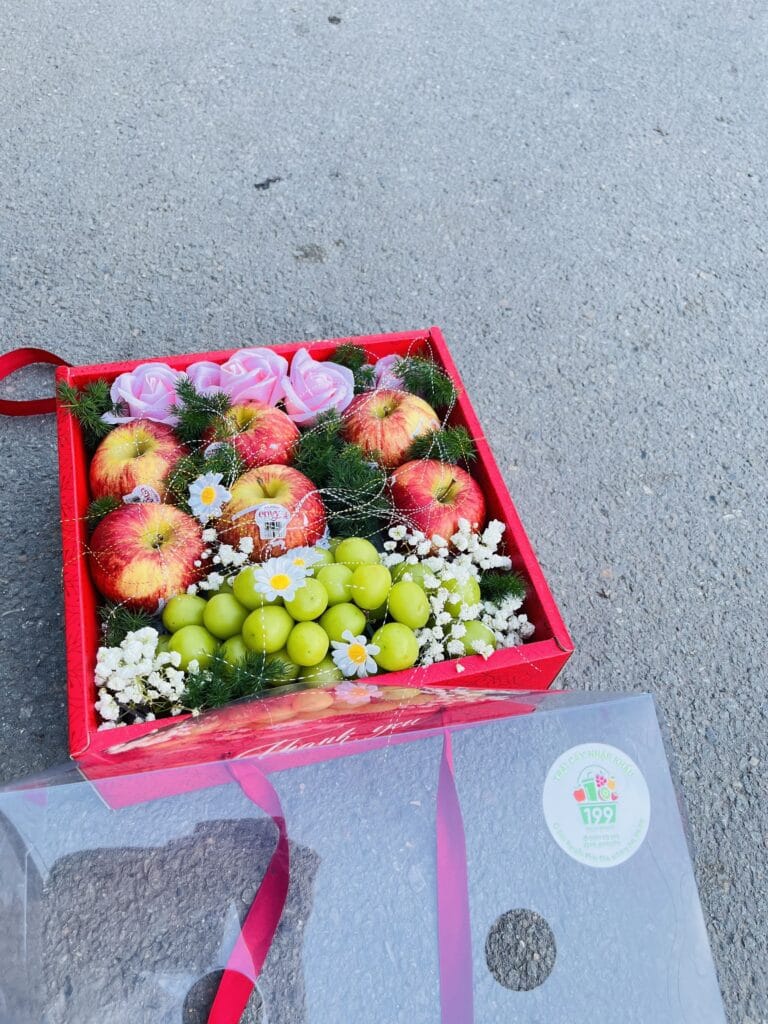 Khay giỏ quà trái cây hoa tươi gồm táo Envy và nho xanh 