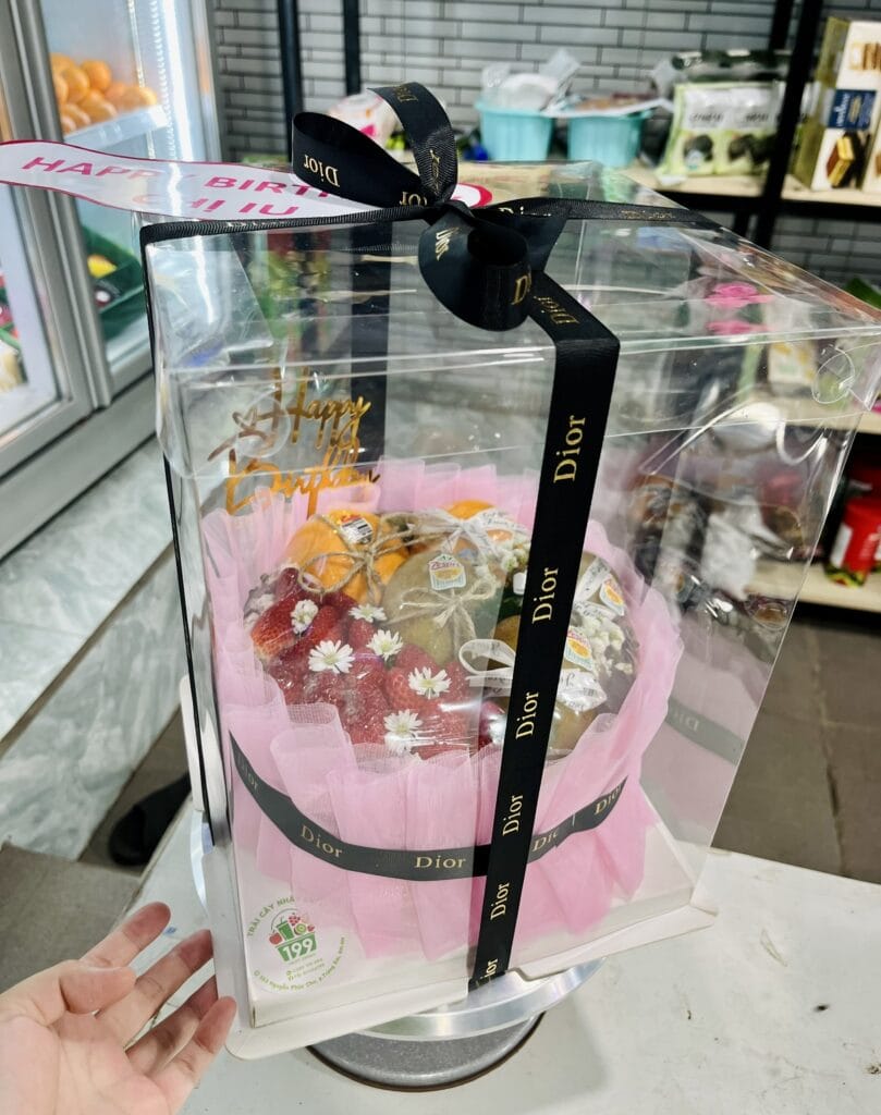 Hop-qua-banh-sinh-nhat-trai-cay-gom-dau-tay-quyt-va-kiwi